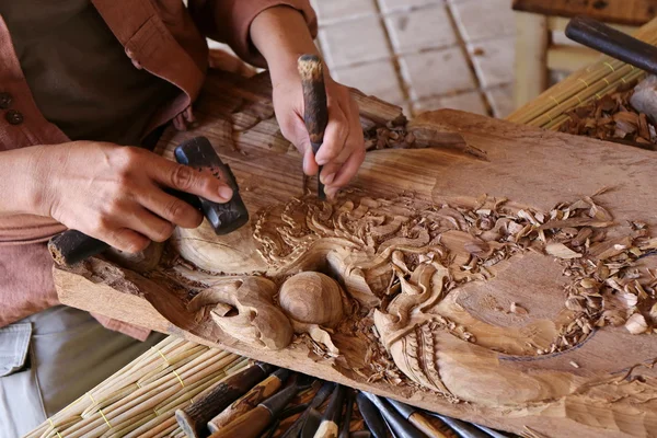 木を彫る職人タイ美術 — ストック写真