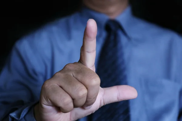 Бізнесмен використовує палець натисніть на повітря — стокове фото