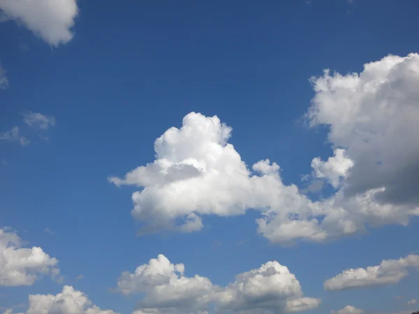 Mendung Dan Langit Biru Musim Panas — Stok Foto