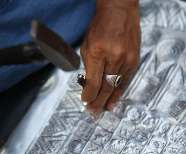 Mano Uso Martillo Hacer Artesanía Plata Tailandia — Foto de Stock