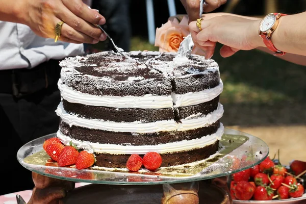 Erdbeere Auf Schokoladenkuchen Freien Hochzeitstorte — Stockfoto