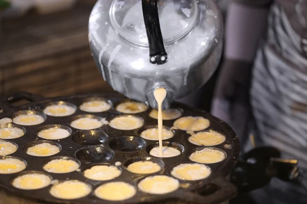 Ein Mann Kocht Kanom Krok Dessert Thailändisch Süß Thailändischer Kokospudding — Stockfoto