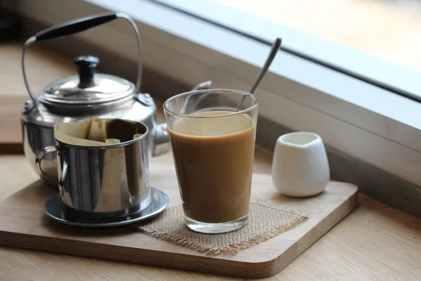 Café Dégoulinant Dans Style Vietnamien Sur Table Bois — Photo