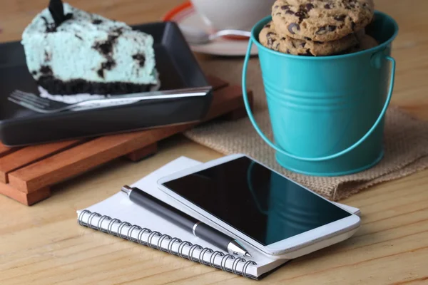 Cookie Chispas Chocolate Con Pluma Teléfono Inteligente —  Fotos de Stock