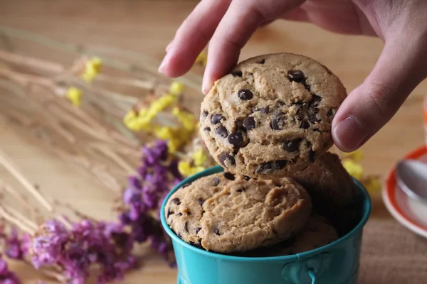 Mano Con Galleta Chocolate Chip — Foto de Stock