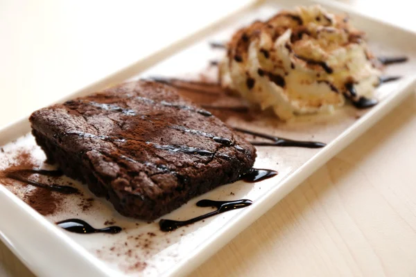 Brownies Und Schlagsahne Backwaren — Stockfoto