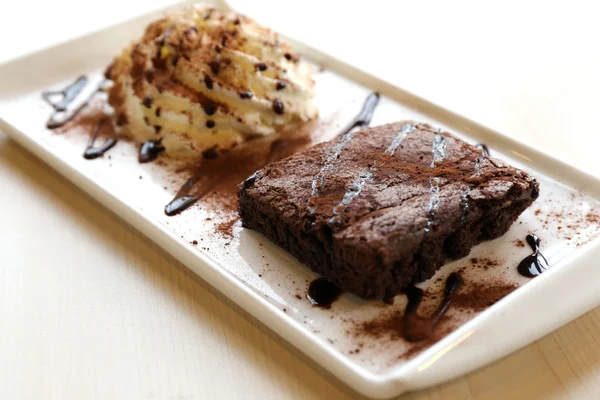 Brownies Und Schlagsahne Backwaren — Stockfoto