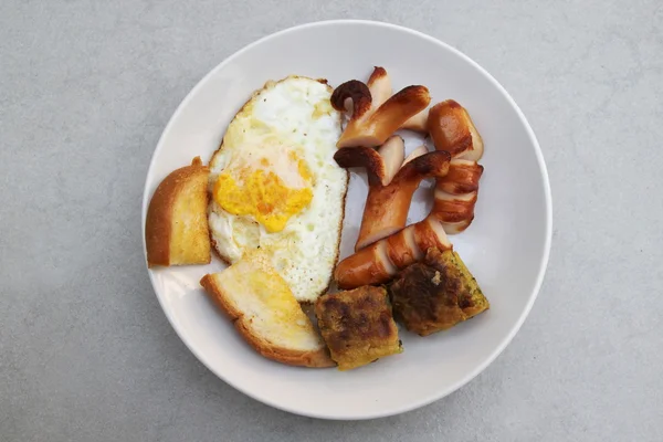 Frukost, bröd, stekt ägg, korv — Stockfoto