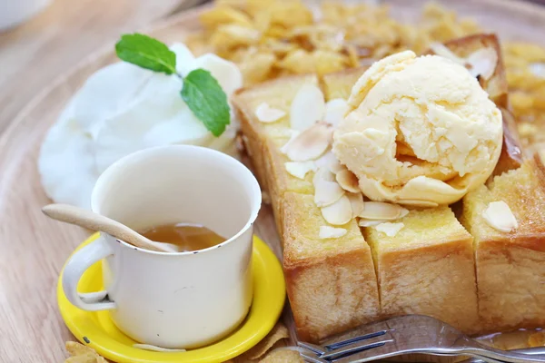 Gelato sul pane tostato al miele — Foto Stock