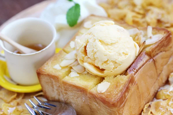 Ice cream on honey toast — Stock Photo, Image