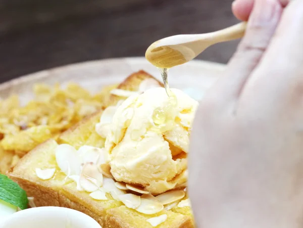 Gelato sul pane tostato al miele — Foto Stock