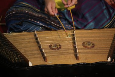 kadın el oynamak kim, Tay müzik enstrümanı