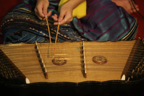 Women hand play kim, Thai music instrument — Stock Photo, Image