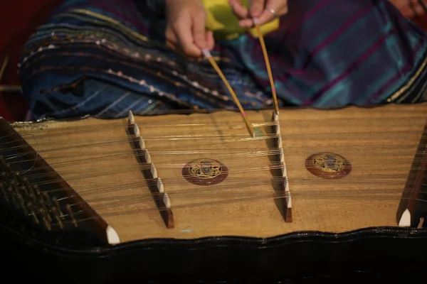 Mulheres mão jogar kim, instrumento de música tailandesa — Fotografia de Stock