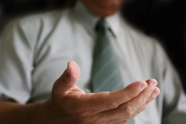 Alcance de la mano, hombre de negocios — Foto de Stock