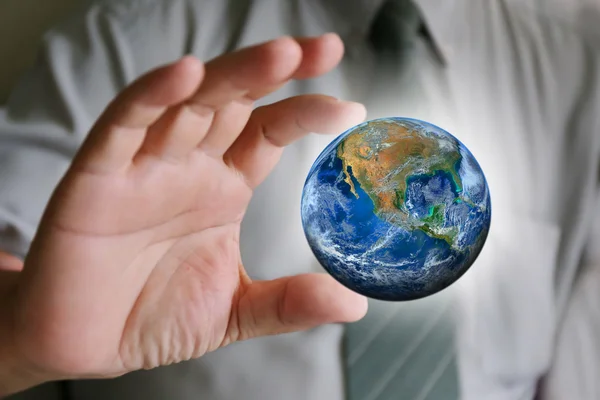Бізнесмен руку, землі, включно з елементами мебльовані НАСА — стокове фото
