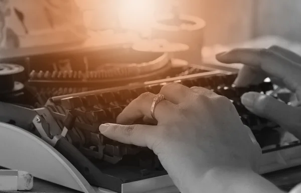 Hand typing typewriter — Stock Photo, Image