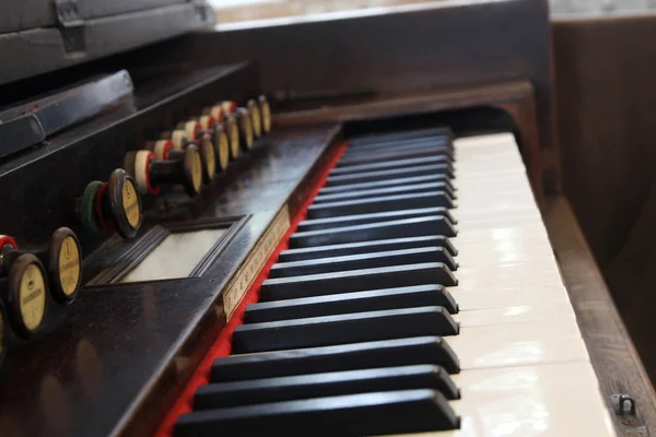 Nära håll hand spela vintage piano — Stockfoto