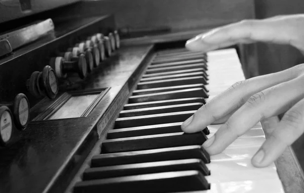クローズ アップ手プレイのビンテージ ピアノ — ストック写真