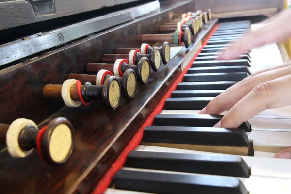 クローズ アップ手プレイのビンテージ ピアノ — ストック写真
