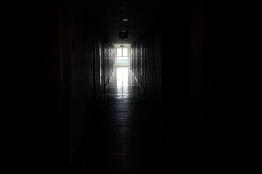 karanlık bina geçit penceresinde gelen ışık