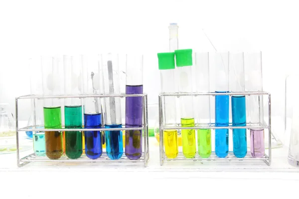 Laboratorní chemikálie, věda, zkumavky barevné, — Stock fotografie