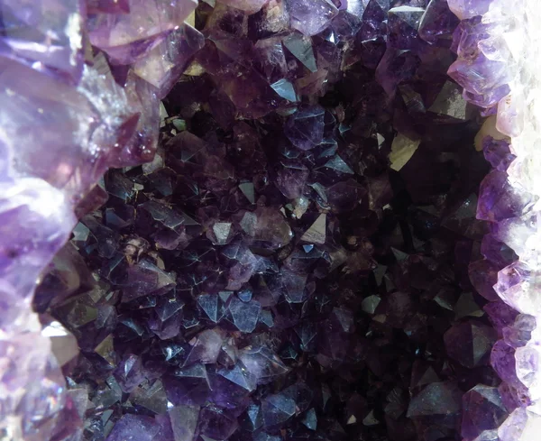 Amatista natural, piedra cristalina púrpura aislada, mineral — Foto de Stock