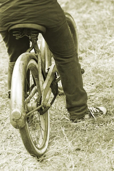 Close up hand hold bicycle handle — Stock Photo, Image