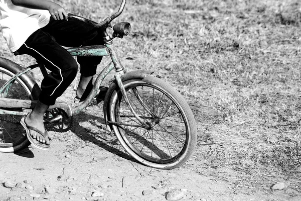 Fechar o punho da bicicleta mão hold — Fotografia de Stock