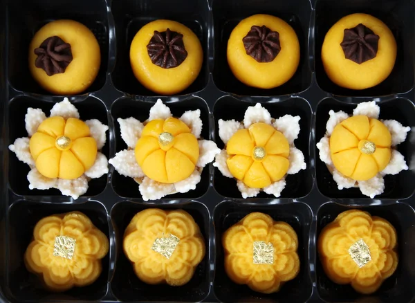 Thai royal dessert, jha mong kut, süßes ei und power mit gold — Stockfoto
