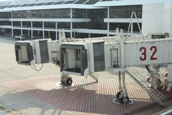 Alagút csatlakozó repülőgép, airport terminal, Thaiföld — Stock Fotó