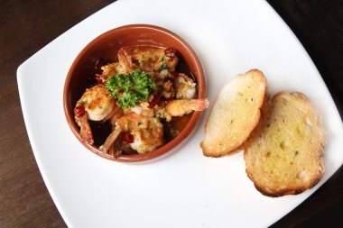 İspanyolca tapas yemek, biber ve sarımsak ile cızırtılı karides