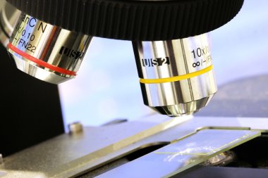 mikroskop objektif kadar kapatın