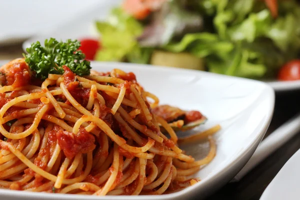 Espaguetis frescos con salsa de tomate de cerca — Foto de Stock