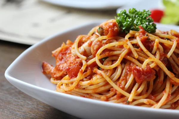 Espaguetis frescos con salsa de tomate de cerca — Foto de Stock