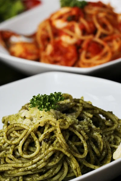 Espaguetis frescos con salsa de tomate de cerca — Foto de Stock