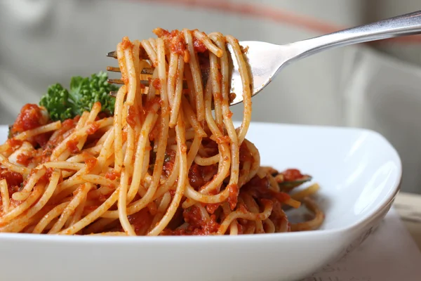 Espaguetis frescos con salsa de tomate de cerca — Foto de Stock
