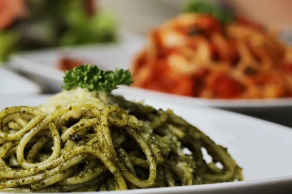 Espaguetis frescos con salsa de tomate de cerca — Foto de Stock