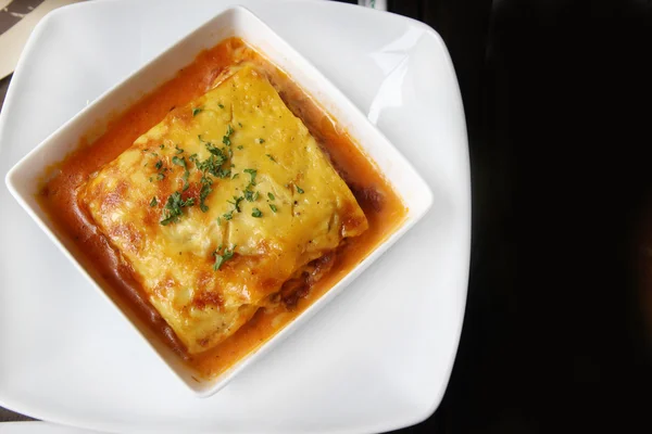 Italiensk lasagne på en fyrkantig tallrik — Stockfoto