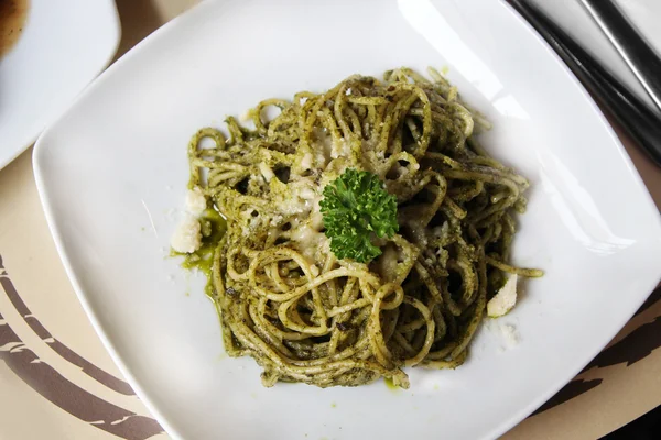 Färsk spaghetti med tomatsås på nära håll — Stockfoto