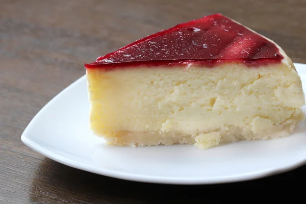 Aus nächster Nähe frischer Kuchen auf dem Tisch — Stockfoto