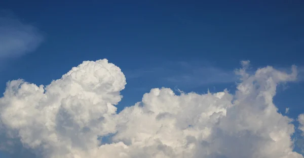 Summer cloud in blue sky — Stock Photo, Image