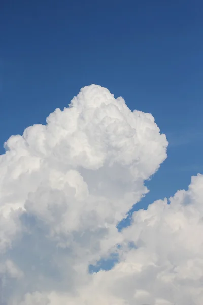 Summer cloud in blue sky — Stock Photo, Image