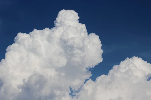 Awan musim panas di langit biru — Stok Foto