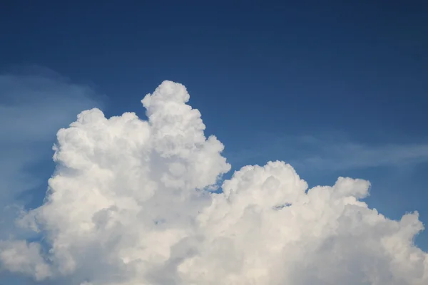 Summer cloud in blue sky — Stock Photo, Image