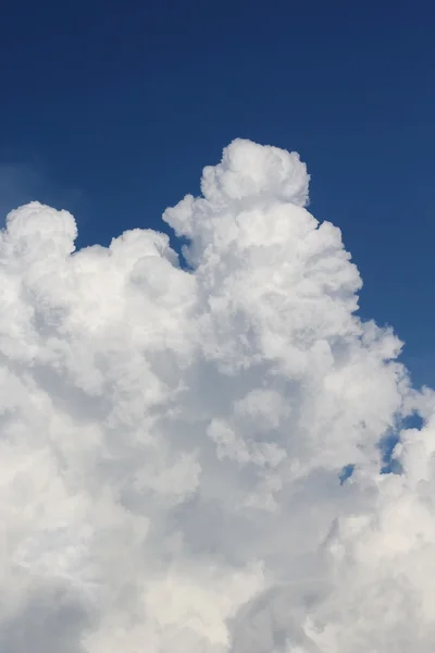 Awan musim panas di langit biru — Stok Foto