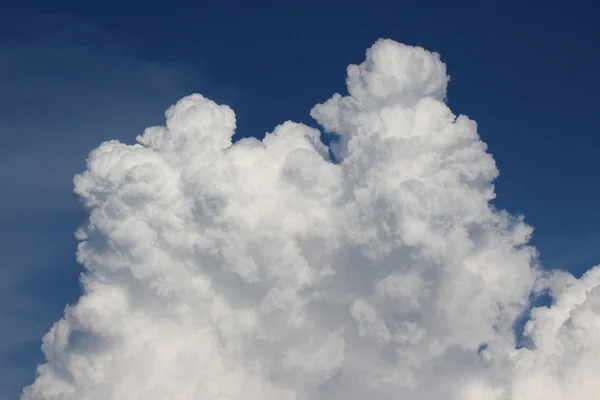 Summer cloud in blue sky — Stock Photo, Image