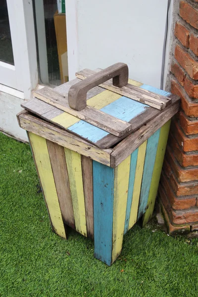 Fechar a caixa de madeira colorida — Fotografia de Stock