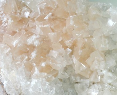 kalsit kristal izole, mineral kapatın
