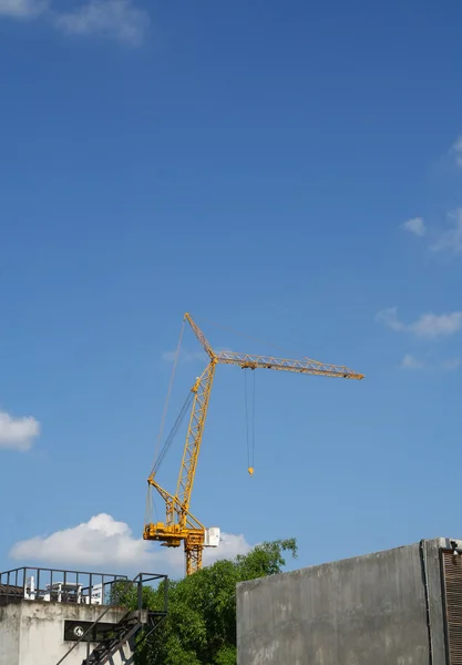 Crain budowlanych budynek błękitne niebo. — Zdjęcie stockowe